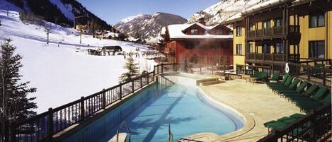 Een verwarmd zwembad