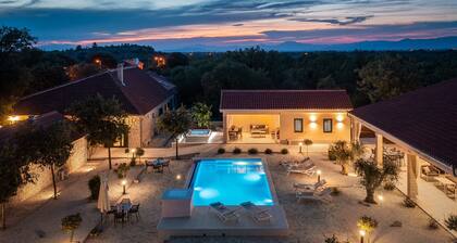 6 Schlafzimmer, 5 Badezimmer, 3 Wohnbereiche, beheizter privater Pool, Whirlpool, finnische Sauna, Billard, Tischtennis, mehrere Essbereiche im Freien