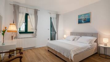 6 bedrooms, iron/ironing board, WiFi, bed sheets