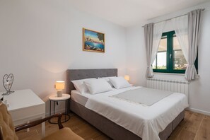 6 bedrooms, iron/ironing board, WiFi, bed sheets - Tosic Estate - Villa, Vineyards and Winery (Razvode)