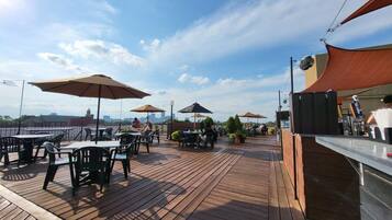 3 bars/lounges, cocktail bar, rooftop bar