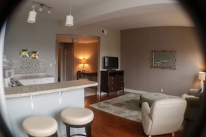 301 Deluxe Queen Suite | Living area | Flat-screen TV - FountainView Inn (Indianapolis)