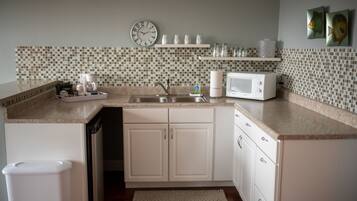 301 Deluxe Queen Suite | Private kitchen | Mini-fridge, microwave, coffee/tea maker, toaster