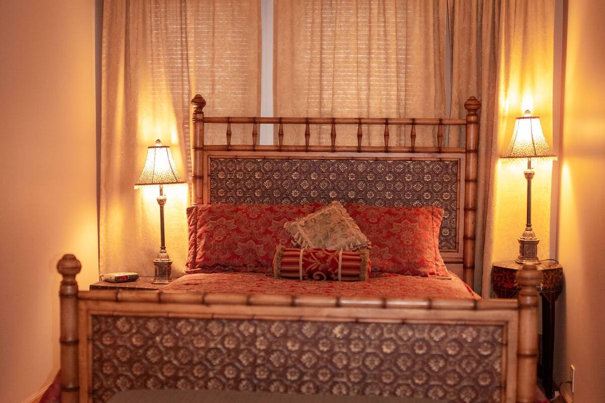 308 Standard Queen Suite | Iron/ironing board, WiFi (free), individually decorated