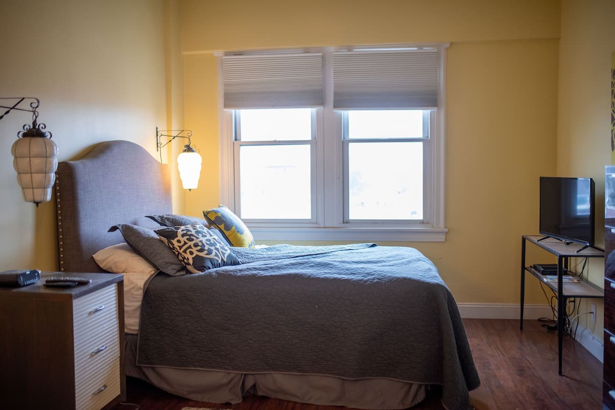 302 Queen Studio Suite | Iron/ironing board, WiFi (free), individually decorated