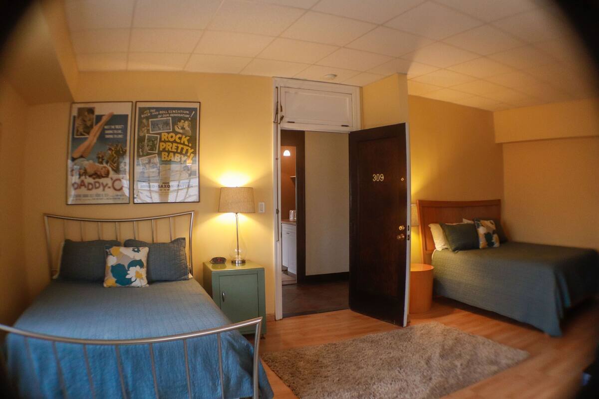 309 Double Queen Suite | Iron/ironing board, WiFi (free), individually decorated