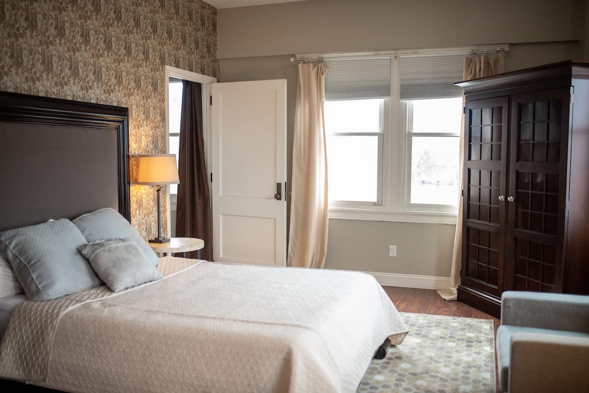 301 Deluxe Queen Suite | Iron/ironing board, WiFi (free), individually decorated