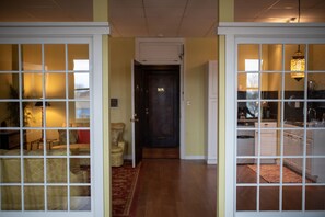 Suite – deluxe | Individuelt dekorert, individuelt innredet og strykejern/-brett