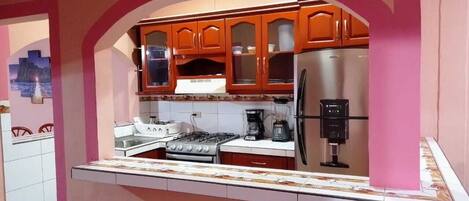 冷蔵庫、電子レンジ、コーヒー / ティーメーカー、調理器具と食器