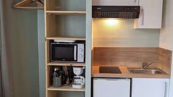 Refrigerador, microondas, parrilla de estufa y cafetera y tetera