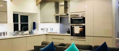 المنشأة من الداخل