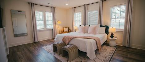 4 slaapkamers, een strijkplank/strijkijzer, gratis wifi, beddengoed