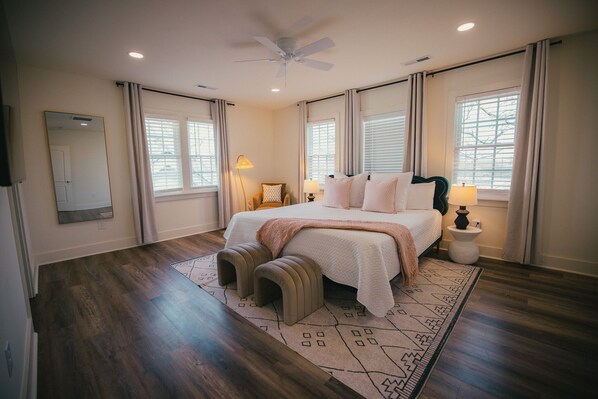 4 slaapkamers, een strijkplank/strijkijzer, gratis wifi, beddengoed