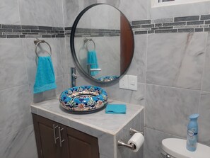 Douche, sĂšche-cheveux, serviettes fournies, savon