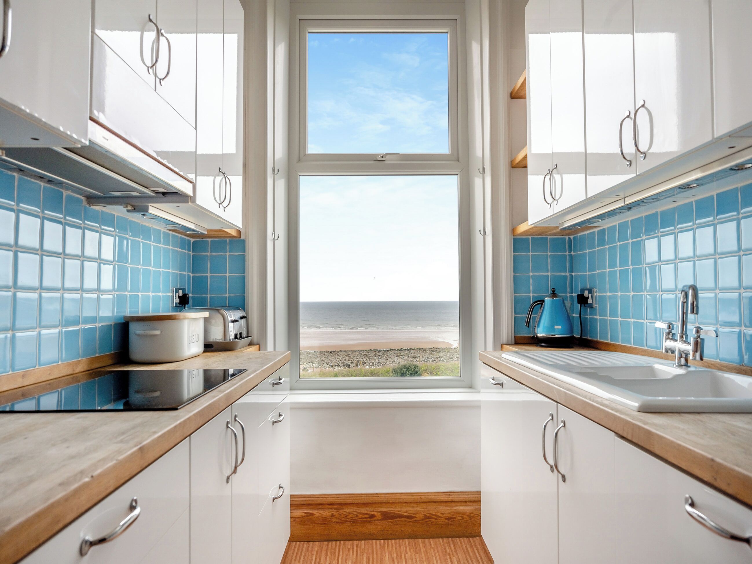 Réfrigérateur, micro-ondes, four