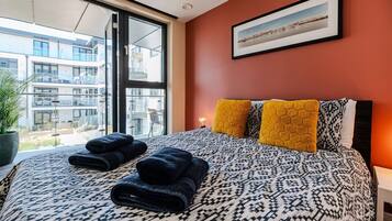 2 bedrooms, desk, iron/ironing board, WiFi
