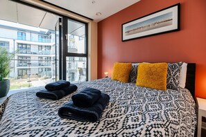2 bedrooms, desk, iron/ironing board, WiFi