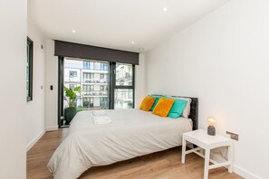 2 bedrooms, desk, iron/ironing board, WiFi