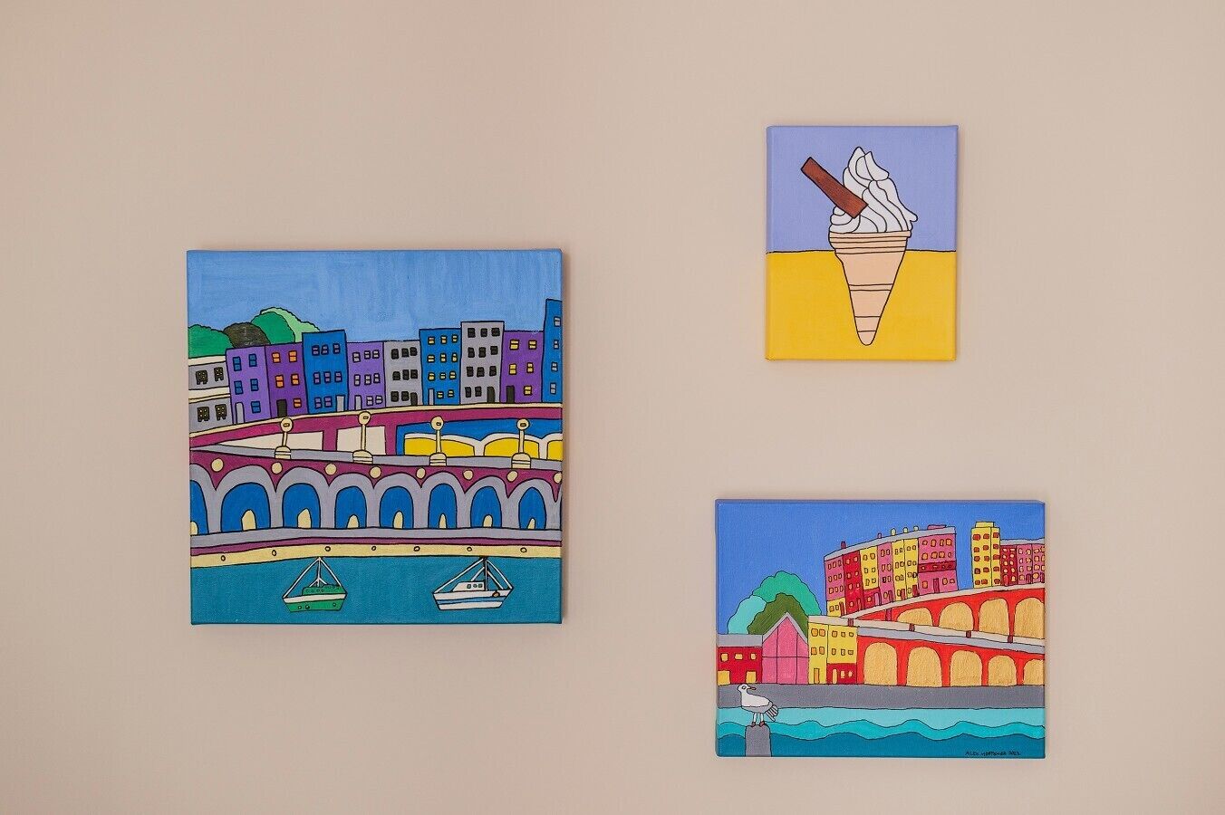 Tres quadres d'escenes urbanes amb edificis, ponts i embarcacions.