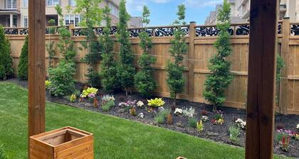 Private One bedroom Suite. B and B on main floor