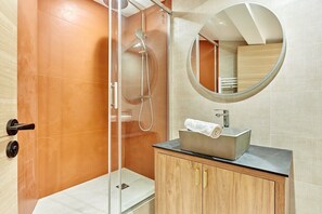 Shower, hair dryer - Sublime apartment in the center of Paris (Paris)