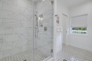 Casa, varias camas (Beechwood) | Baño