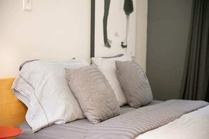 4 bedrooms, iron/ironing board, WiFi, bed sheets