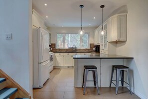 Fridge, microwave, oven, stovetop - Near Mount Orford - Pool - Spa - Le Paruline (Orford)