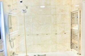 Shower, hair dryer, towels - A peaceful home with a garden (Reading)