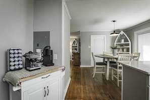 Dining - Lakeside retreat. Close to Little Rock and the Old Mill. With Hot Tub! (North Little Rock)