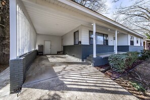 Exterior - Lakeside retreat. Close to Little Rock and the Old Mill. With Hot Tub! (North Little Rock)
