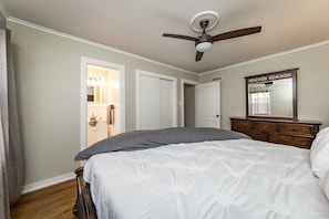 Room - Lakeside retreat. Close to Little Rock and the Old Mill. With Hot Tub! (North Little Rock)