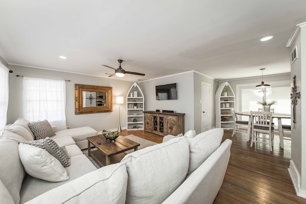 Living area - Lakeside retreat. Close to Little Rock and the Old Mill. With Hot Tub! (North Little Rock)