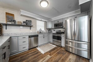 Private kitchen - Lakeside retreat. Close to Little Rock and the Old Mill. With Hot Tub! (North Little Rock)