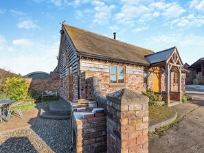 Outdoor dining - 2 bedroom accommodation in Leighton, near Shrewsbury (Leighton, near Shrewsbury)