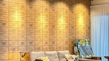 Departamento ejecutivo, 3 habitaciones, con acceso para personas discapacitadas, vista a la ciudad | Área de sala de estar | Smart TV, consola de videojuegos, Netflix y servicios de streaming