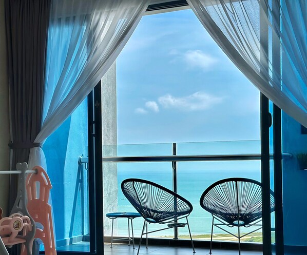 Executive Apartment, 3 Bedrooms, Sea View, Executive Level | Living area | 48-inch Smart TV with cable channels, video-game console, Netflix - Atlantis Residence 2 (Malacca City)