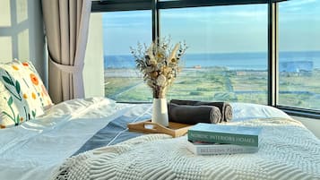 Executive Apartment, 3 Bedrooms, Kitchen, Sea View | 3 bedrooms, individually decorated, individually furnished