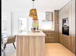 Frigorífico, microondas, horno y placa de cocina