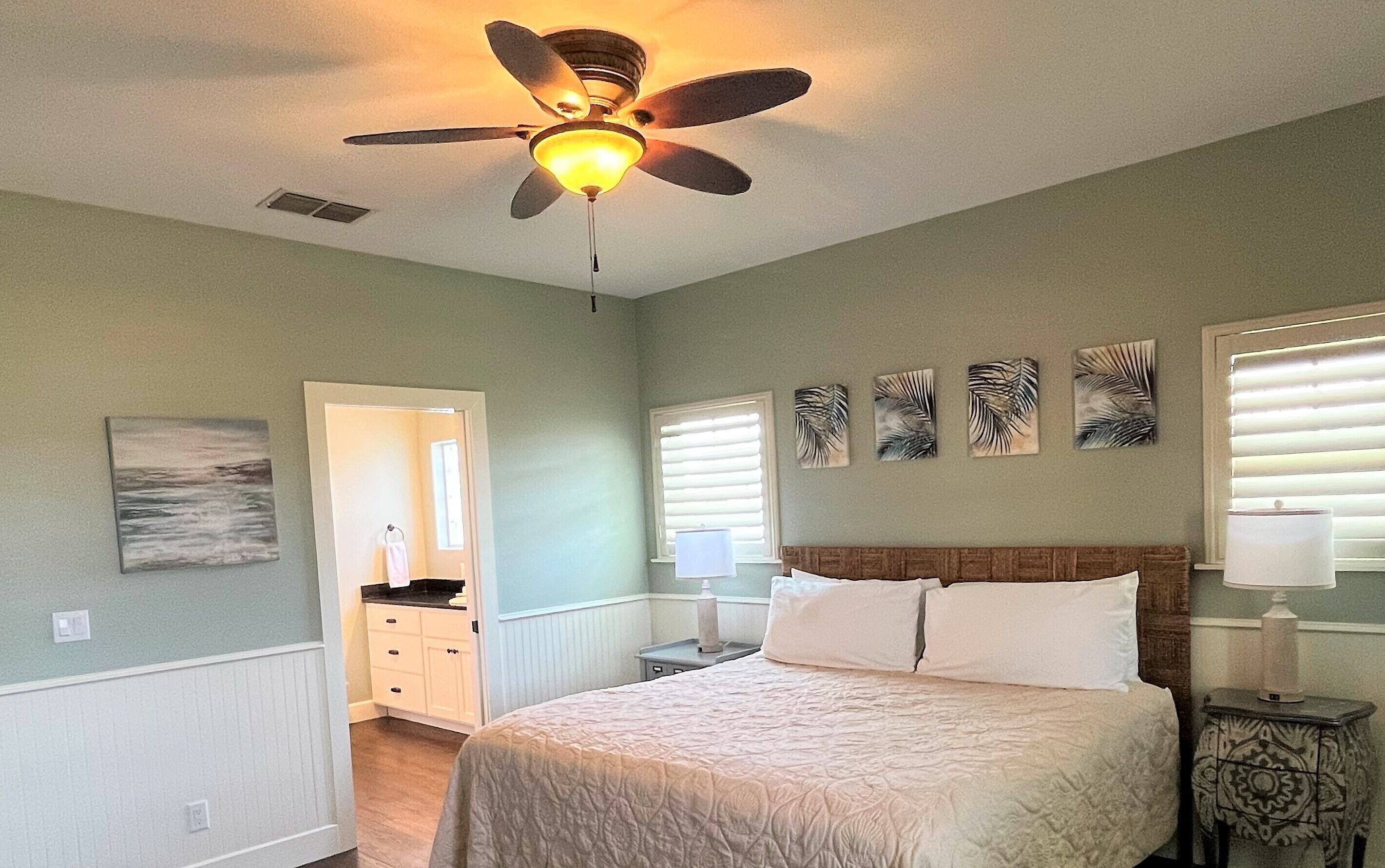 2 story apartment w/ balcony, minutes from the beach, shopping, and restaurants
