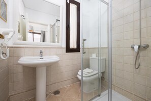 Ein Badezimmer mit Waschbecken, Toilette und Dusche.
