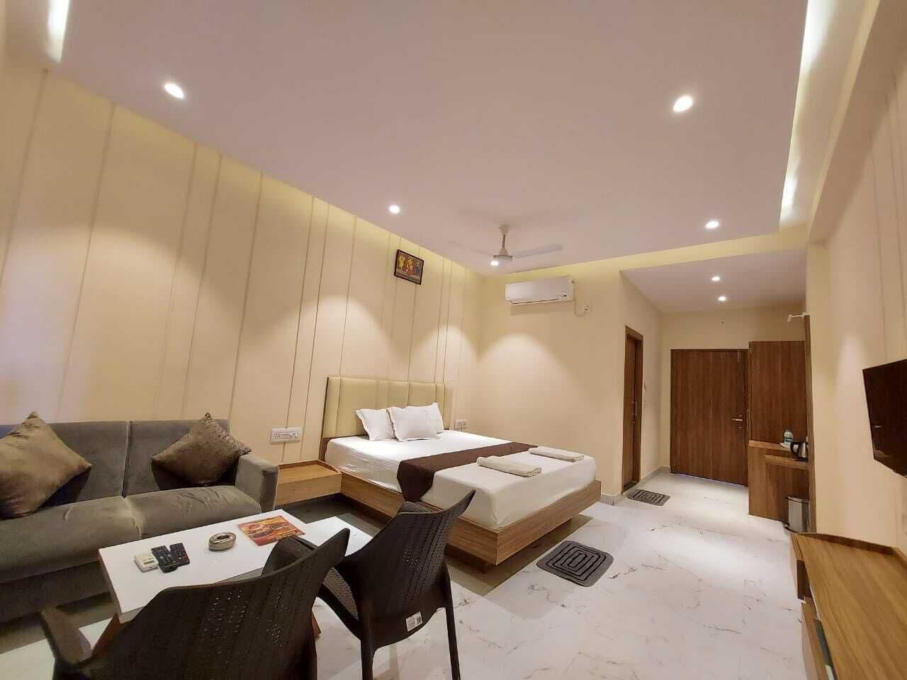 Deluxe Double Room with Side Sea View | Soundproofing, bed sheets