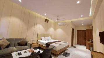 Deluxe Double Room with Side Sea View | Soundproofing, bed sheets