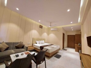 Soundproofing, bed sheets - PARTH KING BEACH RESORT (Kanthi)