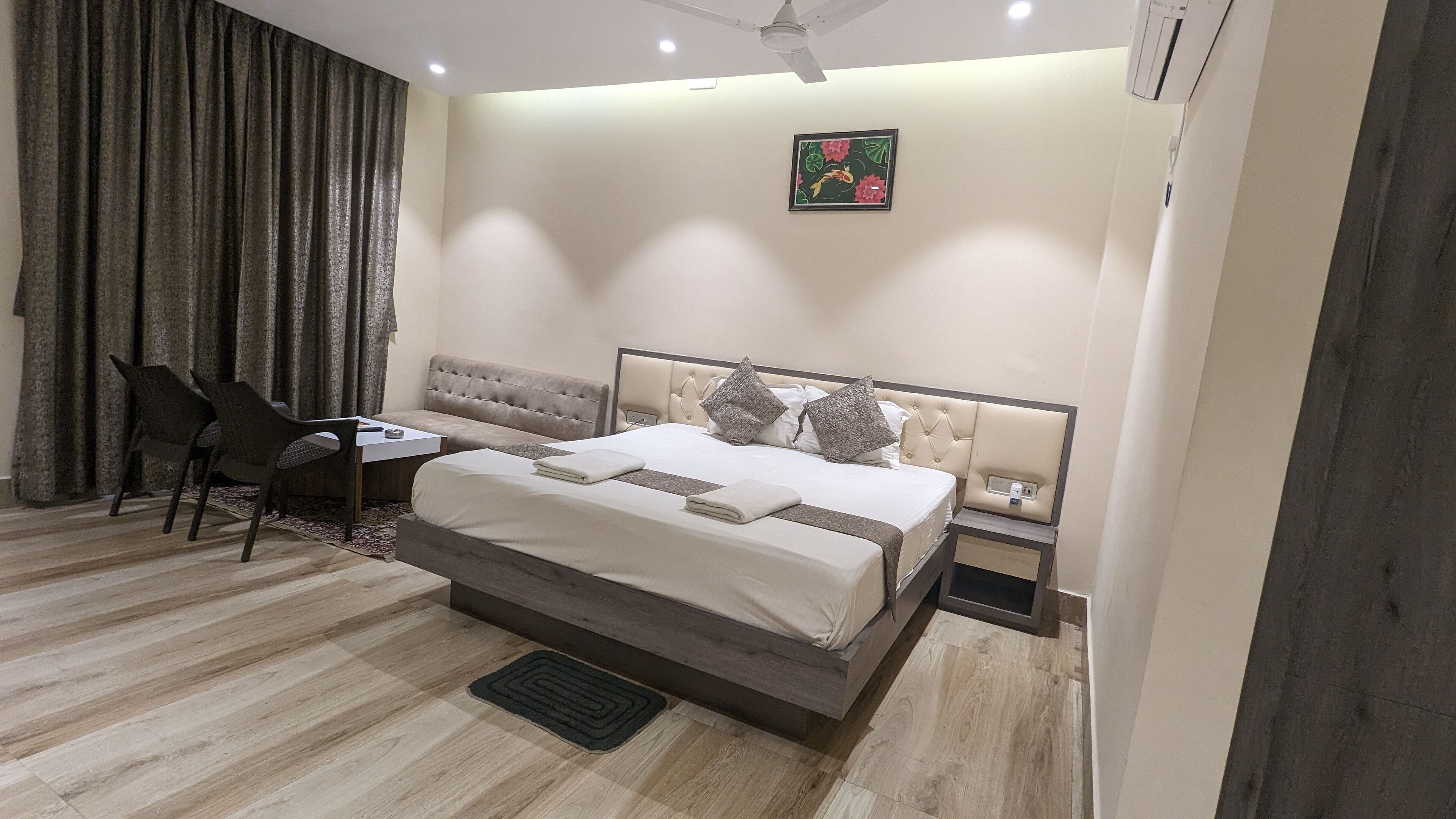 Una habitación de hotel moderna con una cama grande, un escritorio y una silla.