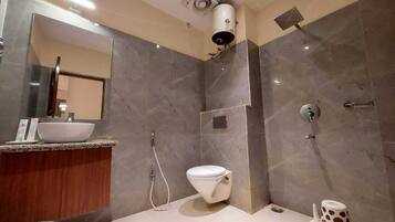 Deluxe Double Room with Side Sea View | Bathroom | Shower, free toiletries, hair dryer, soap