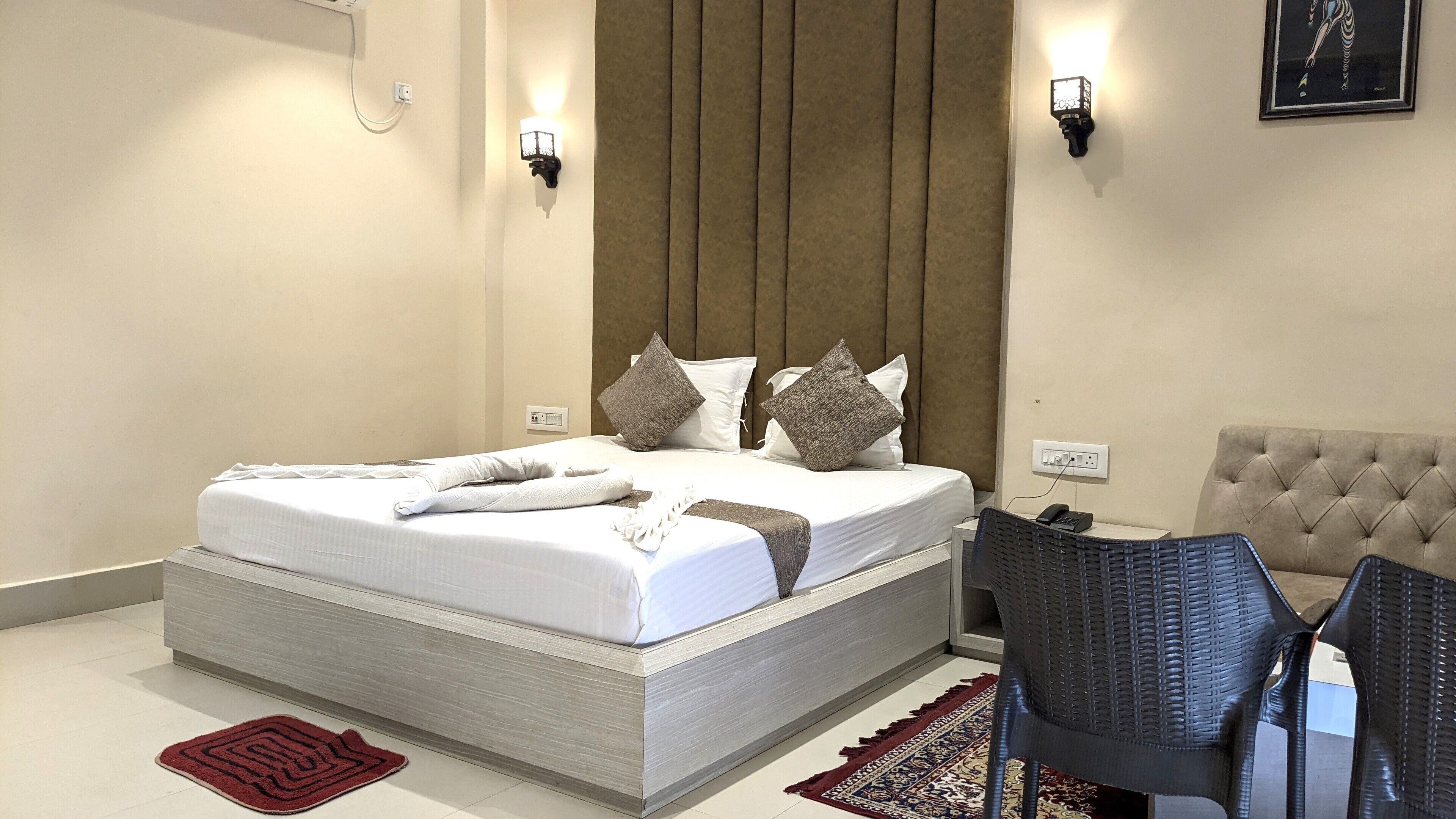 Ein modernes Schlafzimmer mit einem großen Bett, einem Sessel und einer Couch.