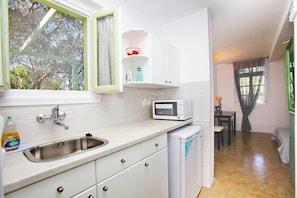 Fridge, microwave, oven, coffee/tea maker