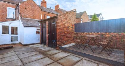 3 bedroom House Next to Wrexham FC Racecourse Stadium