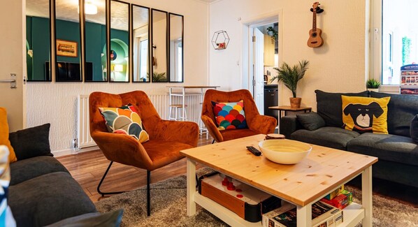 TV - 3 bedroom House Next to Wrexham FC Racecourse Stadium (Wrexham)